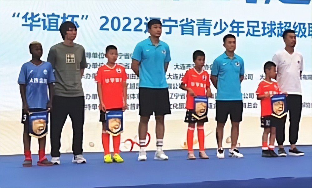 迪翁古司职防守型中场，今年曾代表塞内加尔参加U17世界杯，他将在2024年6月正式加盟切尔西。